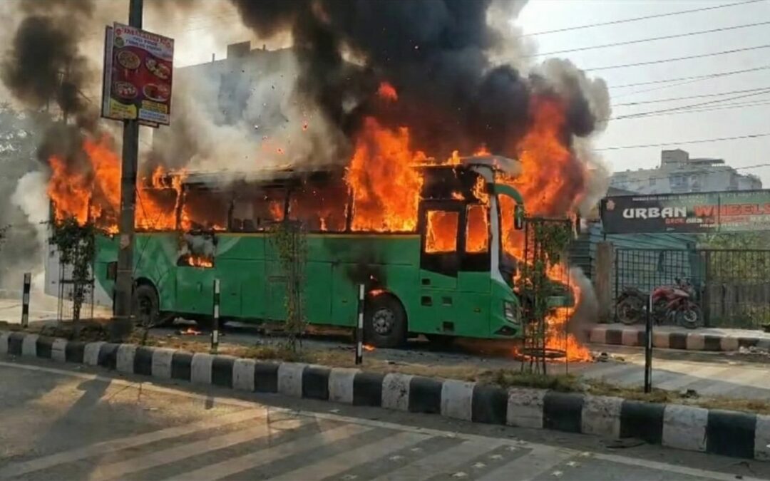 देहरादून के शिमला बायपास रोड पर यात्रियों से भरी इलेक्ट्रिक बस में अचानक आग लग गई। तमिलनाडु से आए छात्रों को सुरक्षित निकाला गया, कोई हताहत नहीं। पड़े पूरी खबर।