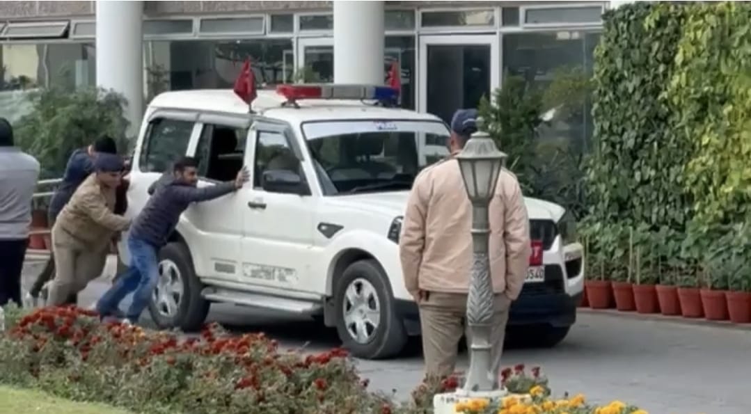 मुख्यमंत्री काफिले में लापरवाही, पायलट कार धक्के से स्टार्ट, ड्राइवर सस्पेंड