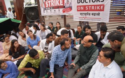 मंत्री सुबोध उनियाल ने दून अस्पताल पहुंचकर पीजी, एसआर और जेआर डॉक्टरों को दिया स्टाइपेंड बढ़ाने का भरोसा, धरना स्थगित