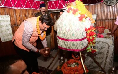 मुख्य सचिव आनंद बर्धन ने गंगोत्री धाम में की पूजा-अर्चना