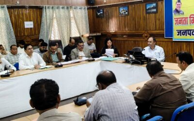 सीएम हेल्पलाइन की डीएम ने की समीक्षा, 92 लंबित शिकायतों के त्वरित निस्तारण के निर्देश