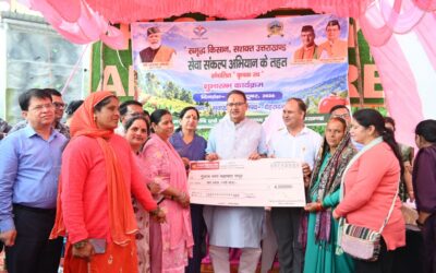 सुवाखोली में सेवा संकल्प अभियान के तहत कृषक रथ को हरी झंडी दिखाकर रवाना करते कृषि मंत्री गणेश जोशी