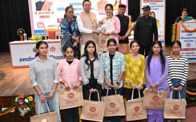 अतरराष्ट्रीय बालिका दिवस पर मुख्यमंत्री ने 149 मेधावी बालिकाओं को स्मार्टफोन प्रदान कर किया सम्मानित
