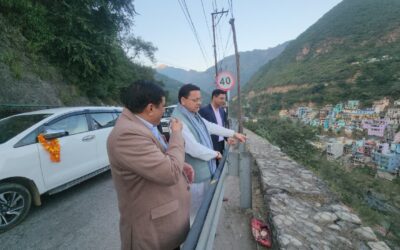 श्रीनगर से सड़क मार्ग से देहरादून लौटते हुए मुख्यमंत्री धामी ने किया राष्ट्रीय राजमार्ग का स्थलीय निरीक्षण