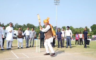 नमो क्रिकेट लीग में CM धामी ने खिलाड़ियों संग खेला क्रिकेट, युवाओं को दिलाई नशामुक्ति की शपथ