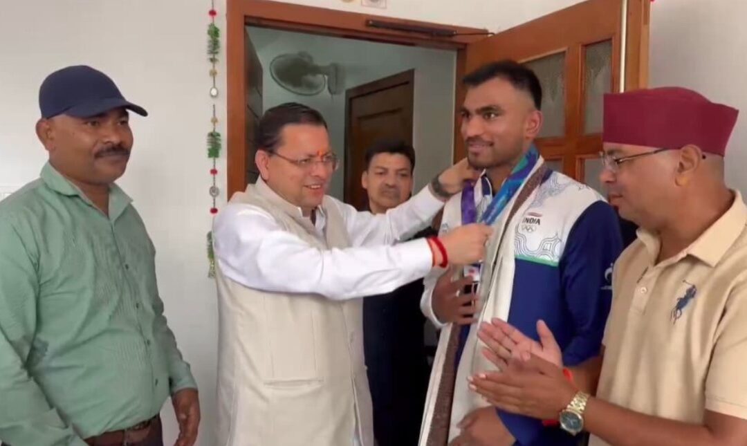 एशियन गेम्स में कांस्य पदक जीतने वाले बॉक्सर कपिल पोखरिया ने मुख्यमंत्री धामी से की भेंट